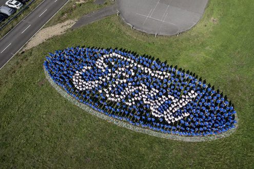 Das Ford Logo aus ca. 700 Mitarbeitern bei einer Veranstaltung in Köln Merkenich