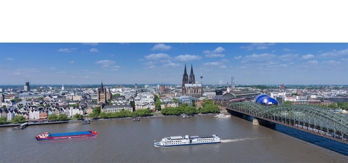 Stadtpanorama von Köln in NRW mit Dom, Rhein, Altstadt und Hohenzollernbrücke